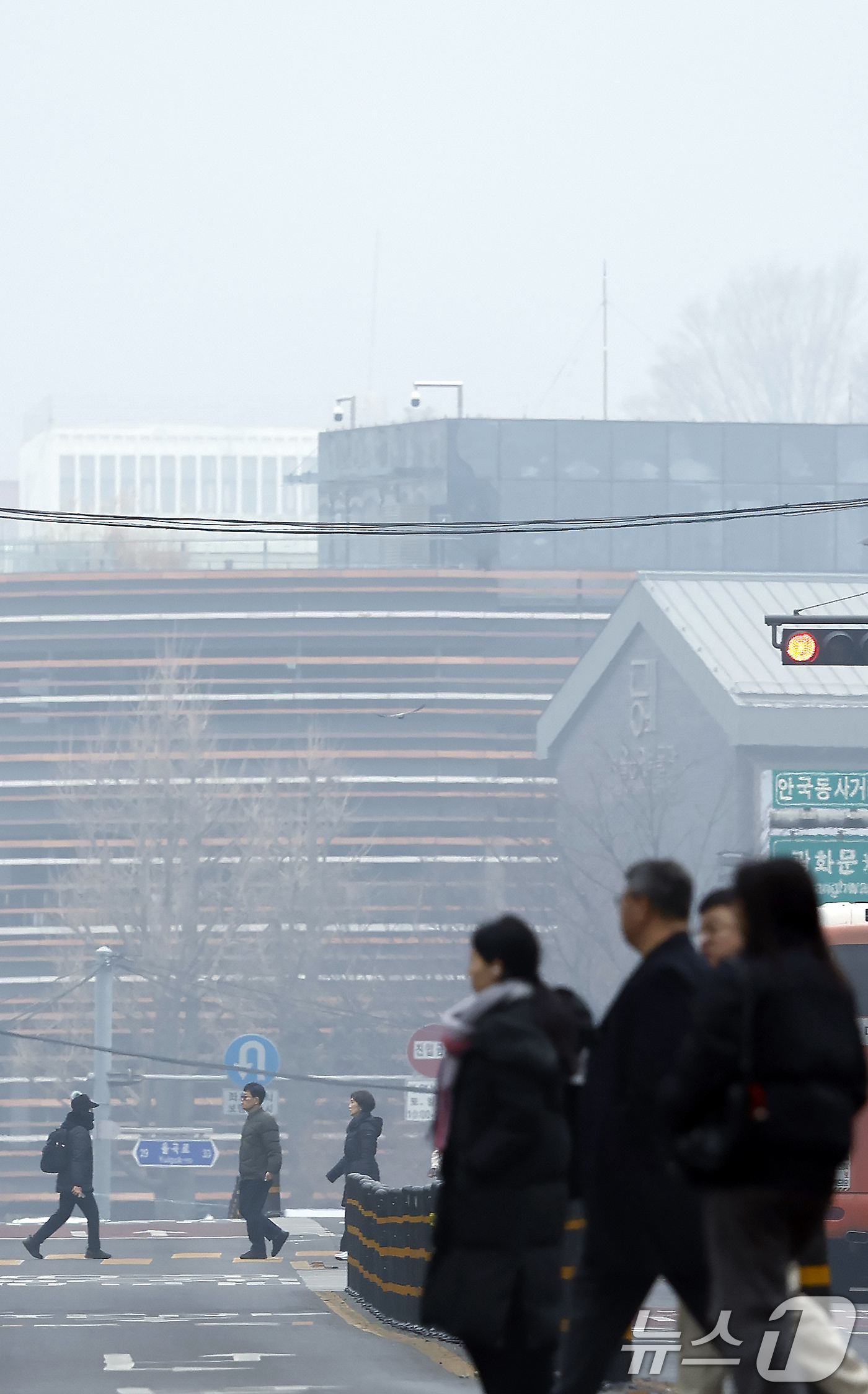 (서울=뉴스1) 박정호 기자 = 설 연휴 시작과 함께 미세먼지 농도가 나쁨 수준을 보인 14일 오전 서울 도심이 뿌옇게 보이고 있다.  2026.2.14/뉴스1