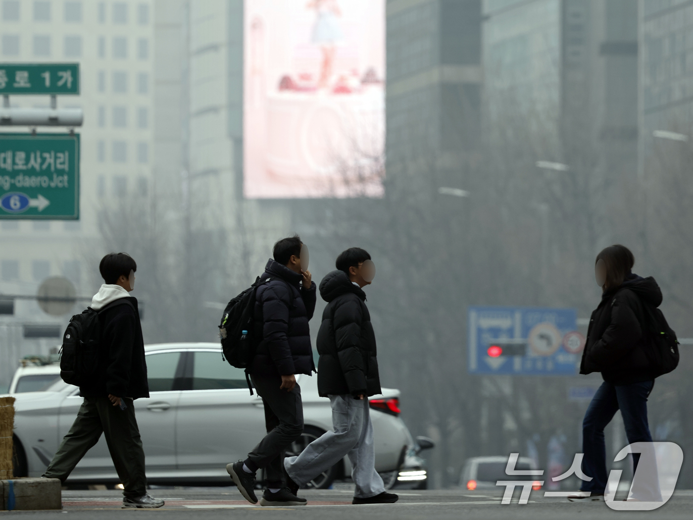 (서울=뉴스1) 박정호 기자 = 설 연휴 시작과 함께 미세먼지 농도가 나쁨 수준을 보인 14일 오전 서울 도심이 뿌옇게 보이고 있다.  2026.2.14/뉴스1