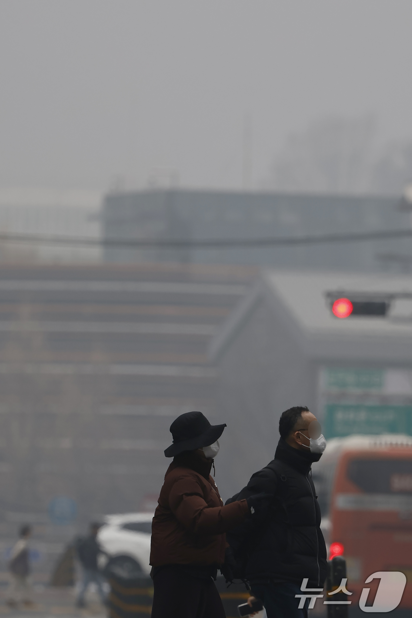 (서울=뉴스1) 박정호 기자 = 설 연휴 시작과 함께 미세먼지 농도가 나쁨 수준을 보인 14일 오전 서울 도심이 뿌옇게 보이고 있다.  2026.2.14/뉴스1