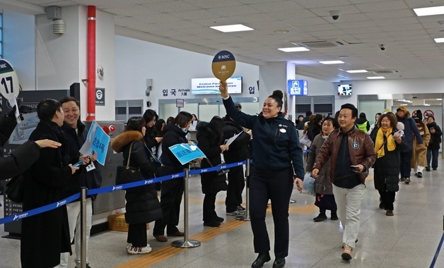 '한일령'에 바뀐 관광지도…인천항으로 향하는 유커들