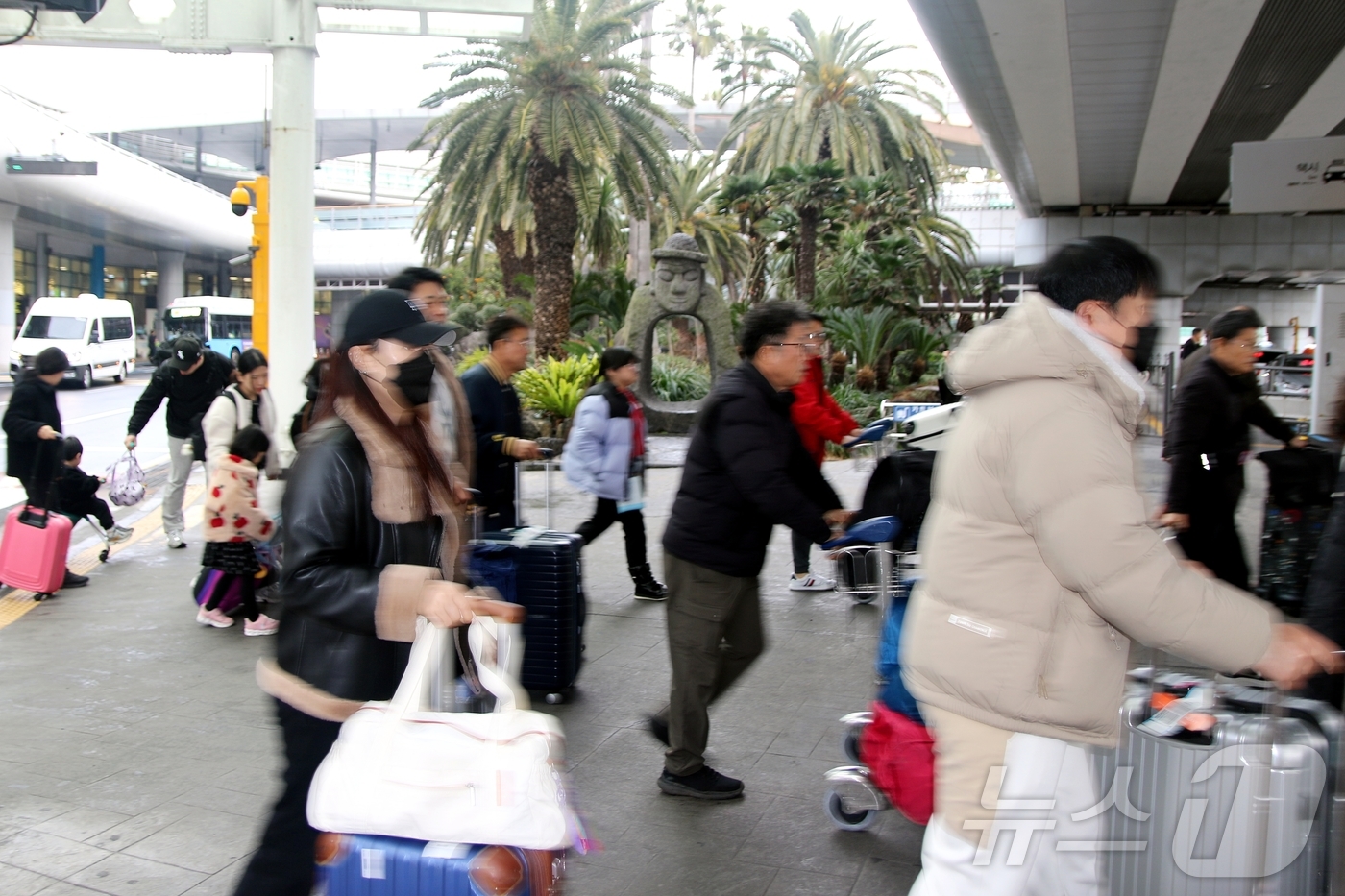 (제주=뉴스1) 홍수영 기자 = 설 연휴가 시작된 14일 오전 제주국제공항에서 귀성객 및 관광객들이 바삐 발걸음을 옮기고 있다. 제주도관광협회에 따르면 이번 연휴 동안 제주도에는 …