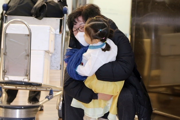 "할머니 품으로 달려간 손녀"…설 연휴 첫날 전국이 웃음꽃(종합)