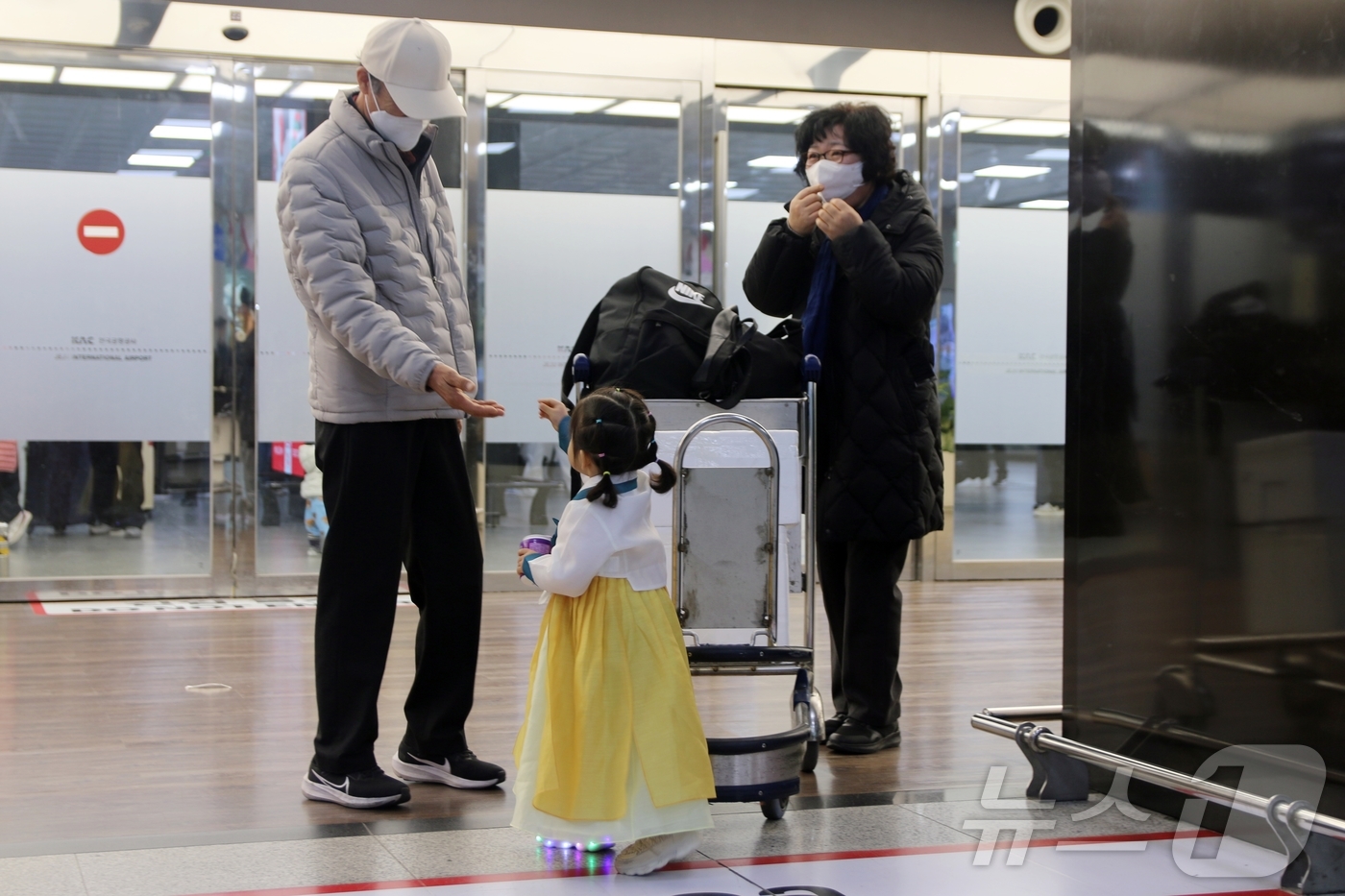 (제주=뉴스1) 홍수영 기자 = 설 연휴가 시작된 14일 오전 제주국제공항 1층 도착 대합실에서 조부모를 만난 손녀가 간식을 나눠드리며 인사하고 있다. 제주도관광협회에 따르면 이번 …