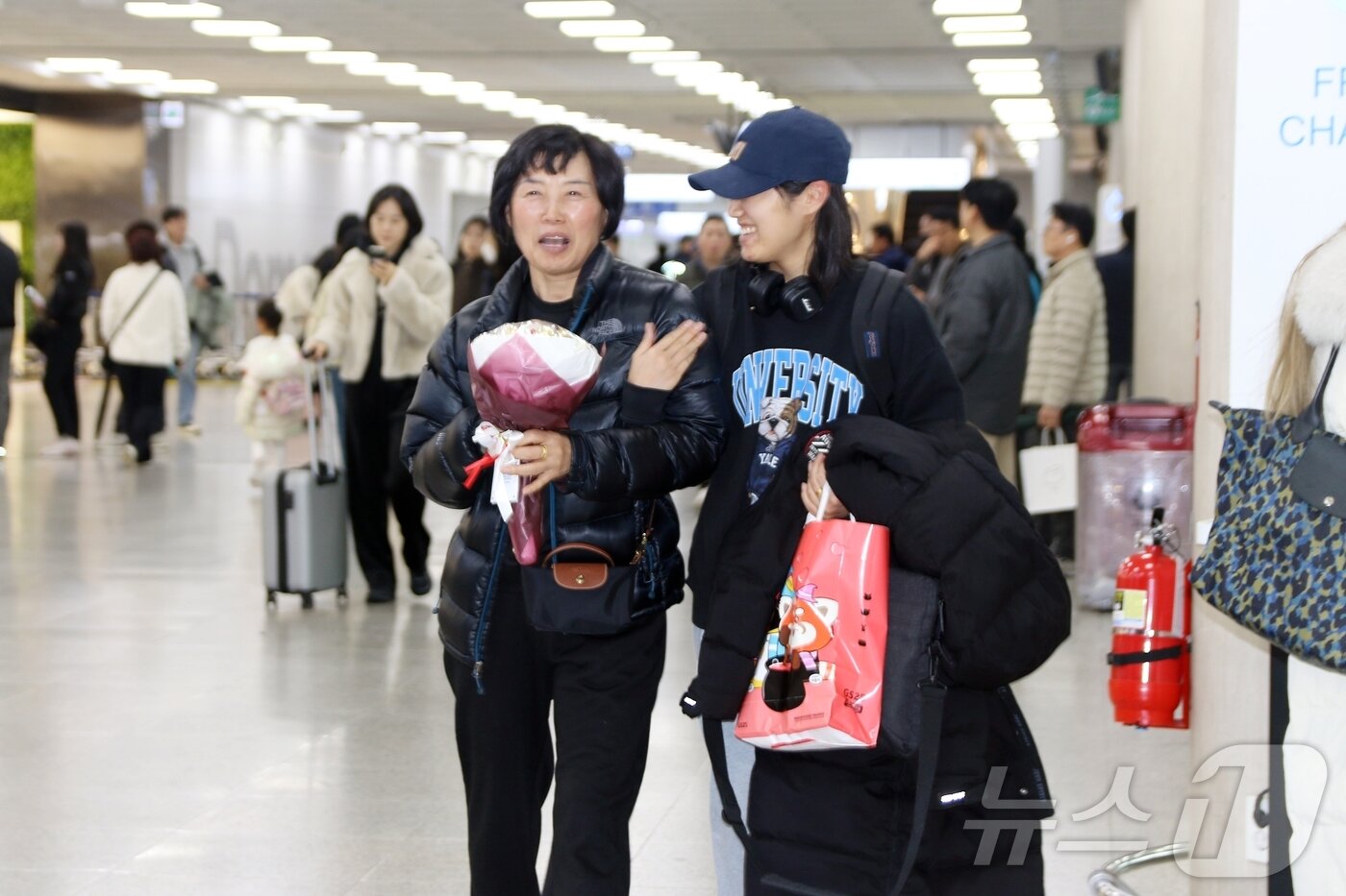 본문 이미지 - 설 연휴가 시작된 14일 오전 제주국제공항 1층 도착 대합실에서 모녀가 인사하며 활짝 웃고 있다. 제주도관광협회에 따르면 이번 연휴 동안 제주도에는 입도객 24만5000여 명이 올 것으로 예상된다.2026.2.14 ⓒ 뉴스1 홍수영 기자