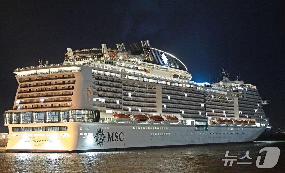 본문 이미지 - 올해 인천항을 찾는 크루즈 중 최대 규모인 MSC 벨리시마가 지난 6일  인천항 크루즈터미널에 접안했다. (인천항만공사 제공.재판매 및 DB금지)