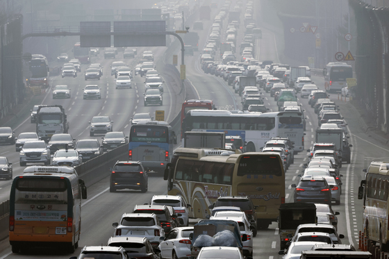 '험난한 귀성길' 정체 절정 찍고 차츰 해소…서울→부산 5시간 10분