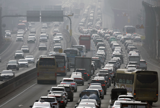 '귀성 차량 계속 늘어' 부산·경남 곳곳 정체…서울~부산 6시간 10분