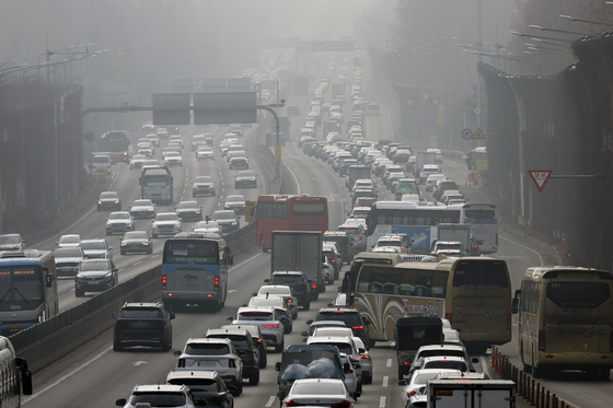 귀성길 정체 다소 해소됐지만 곳곳 '답답'…서울→부산 5시간 20분