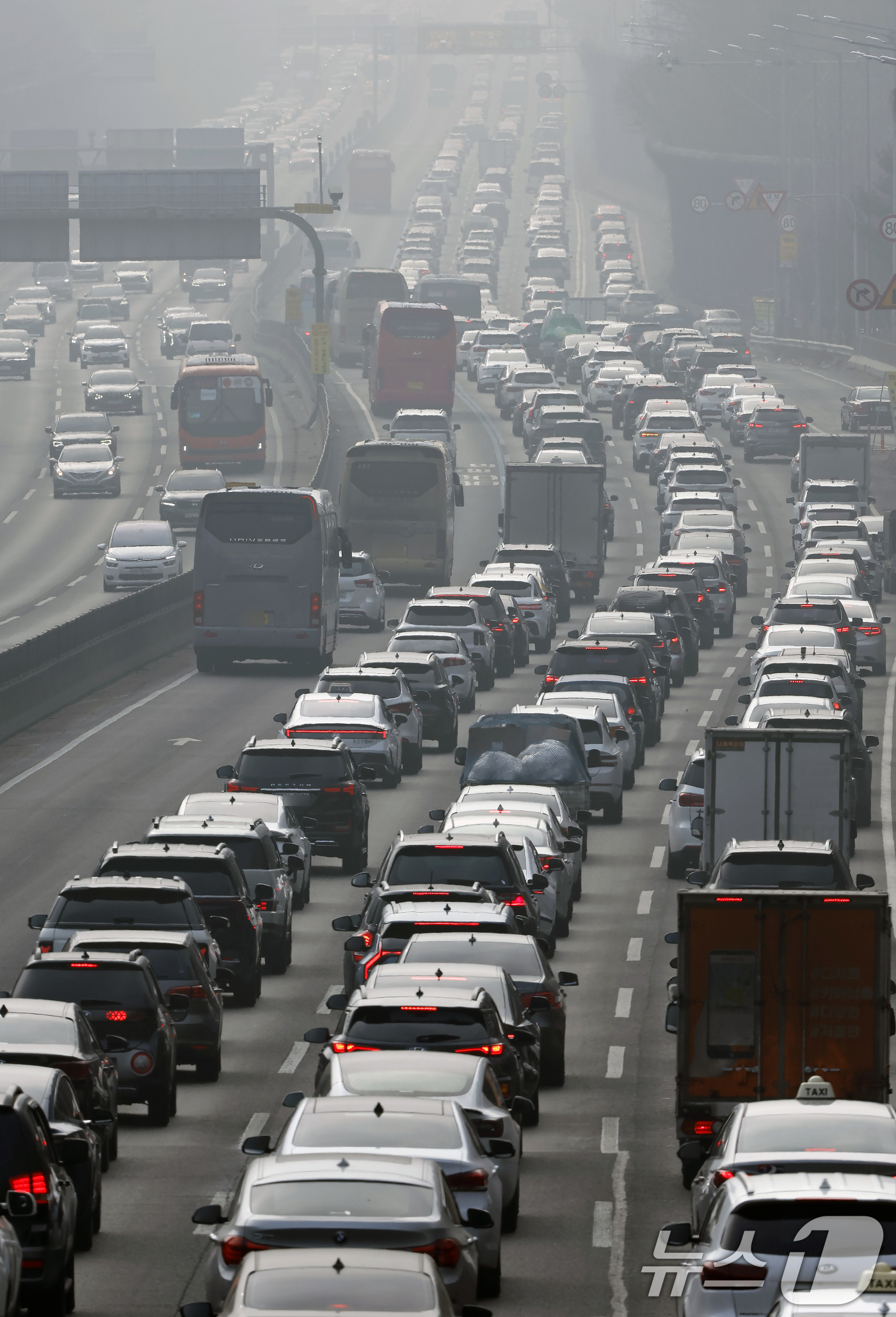 (서울=뉴스1) 박정호 기자 = 설 연휴가 시작된 14일 서울 서초구 잠원IC 인근 경부고속도로 하행선이 정체를 빚고 있다.한국도로공사에 따르면 이날 전국에서 485만 대가 고속도 …