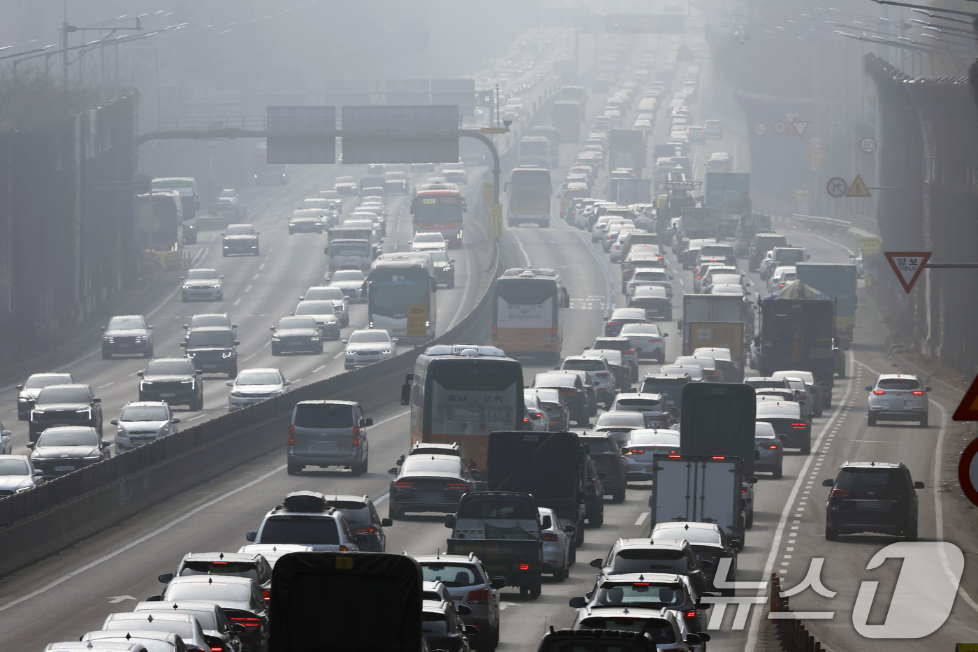 (서울=뉴스1) 박정호 기자 = 설 연휴가 시작된 14일 서울 서초구 잠원IC 인근 경부고속도로 하행선이 정체를 빚고 있다.한국도로공사에 따르면 이날 전국에서 485만 대가 고속도 …