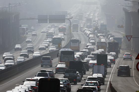 '서울→광주 3시간 50분'…설 연휴 첫날 정체 완화(종합)