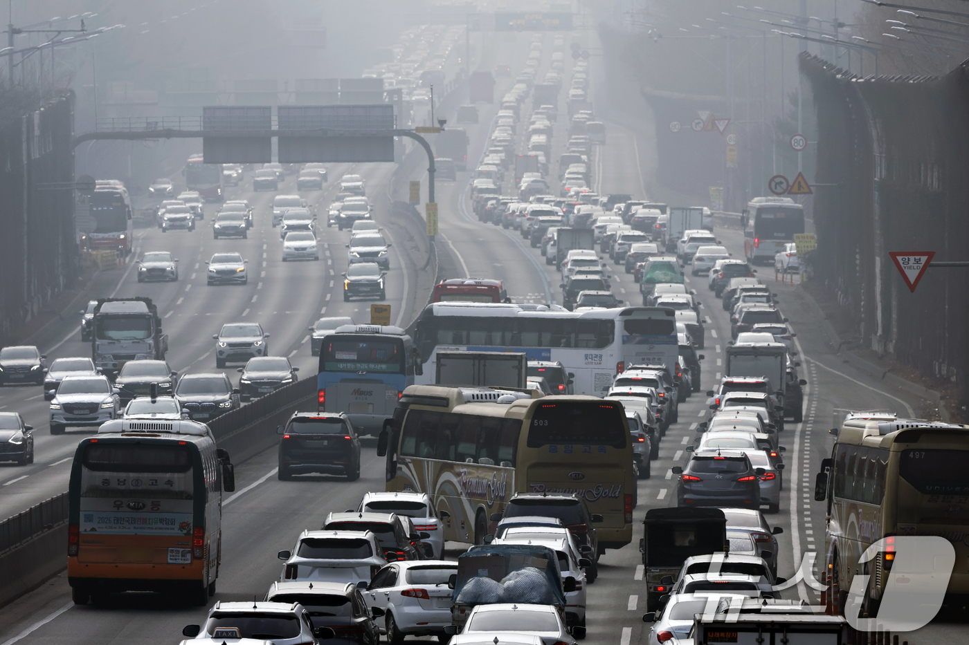 (서울=뉴스1) 박정호 기자 = 설 연휴가 시작된 14일 서울 서초구 잠원IC 인근 경부고속도로 하행선이 정체를 빚고 있다.한국도로공사에 따르면 이날 전국에서 485만 대가 고속도 …
