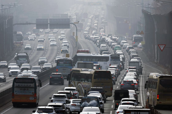 닷새 간의 설 연휴 시작, 고속도로는 귀성 차량으로 정체