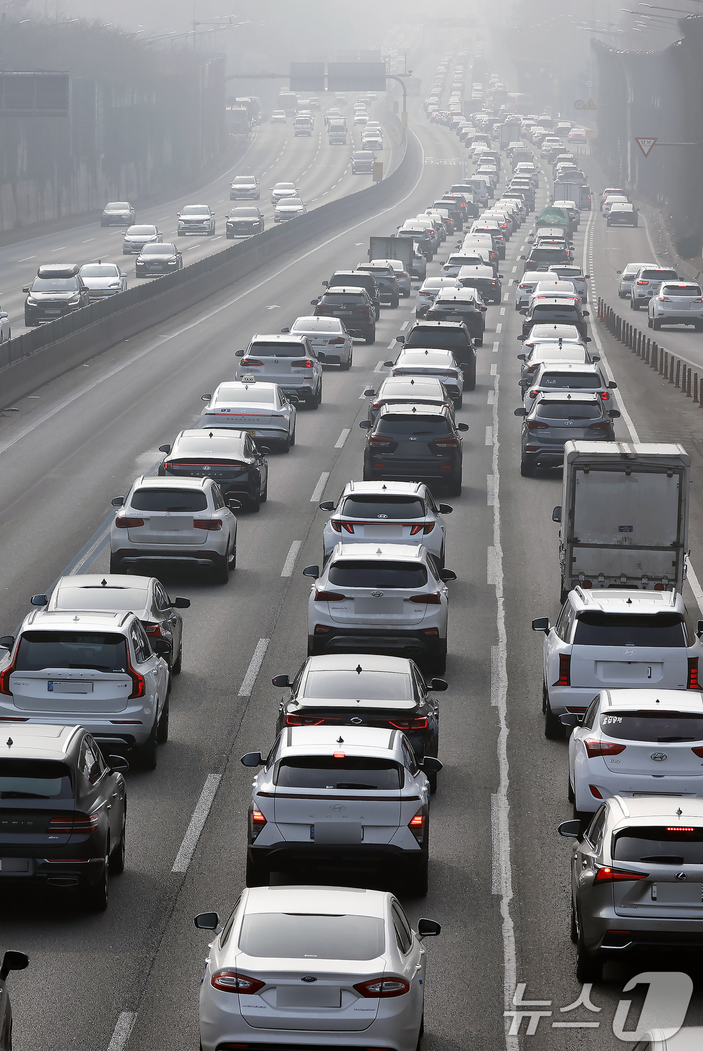 (서울=뉴스1) 박정호 기자 = 설 연휴가 시작된 14일 서울 서초구 잠원IC 인근 경부고속도로 하행선이 정체를 빚고 있다.한국도로공사에 따르면 이날 전국에서 485만 대가 고속도 …