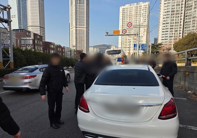 술 취해 '갈지자' 운행 승용차, 바로 뒤엔 경찰 버스 있었다