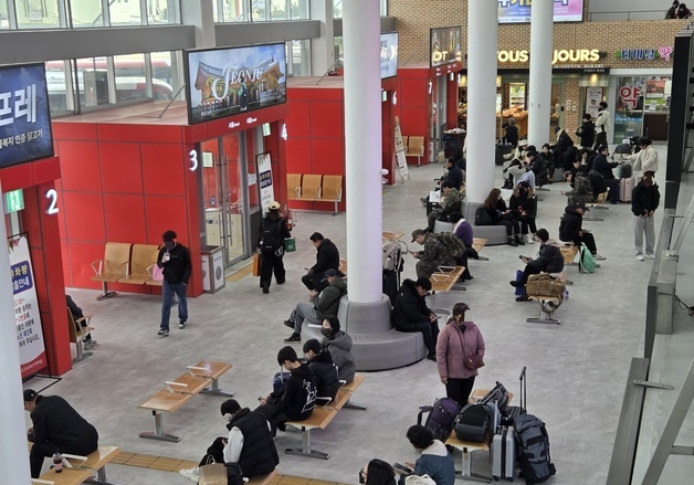 "오는 길 설렜어요"…설 연휴 첫날, 붐비는 전주역·터미널