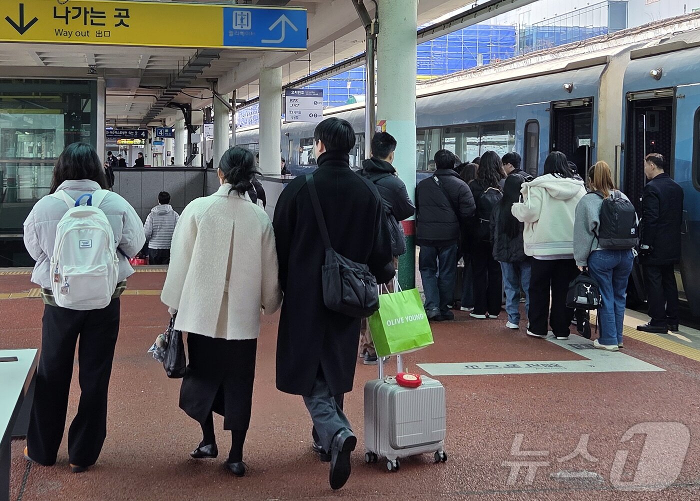 본문 이미지 - 설 연휴가 시작된 14일 오전 10시께 전북 전주시 덕진구 전주역에 귀성객들이 모여 있다.2026.2.14 문채연 기자 ⓒ 뉴스1 문채연 기자