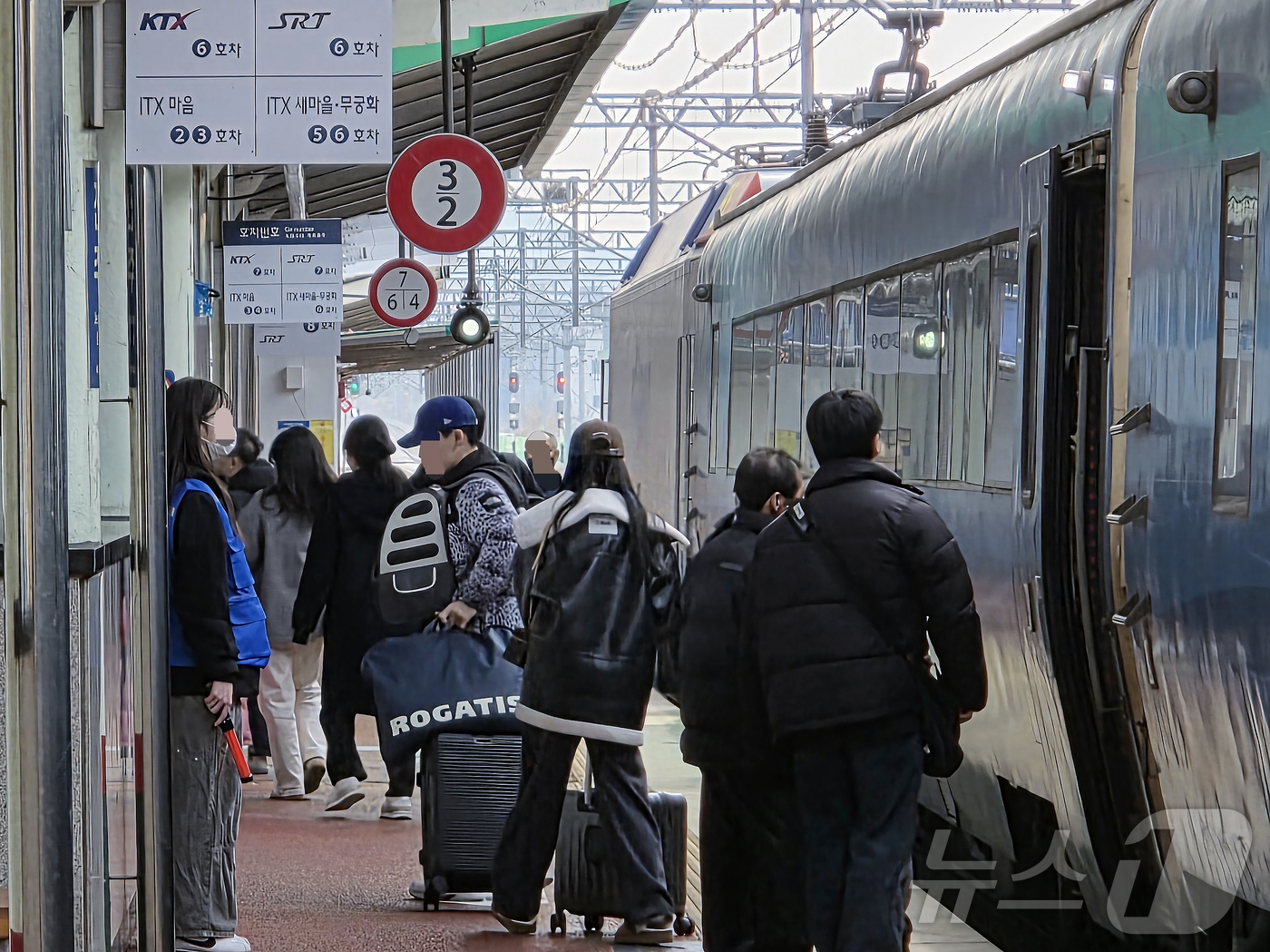 (전주=뉴스1) 문채연 기자 = 설 연휴가 시작된 14일 오전 전북 전주시 덕진구 전주역에 귀성객들이 모여 있다. 2026.2.14/뉴스1