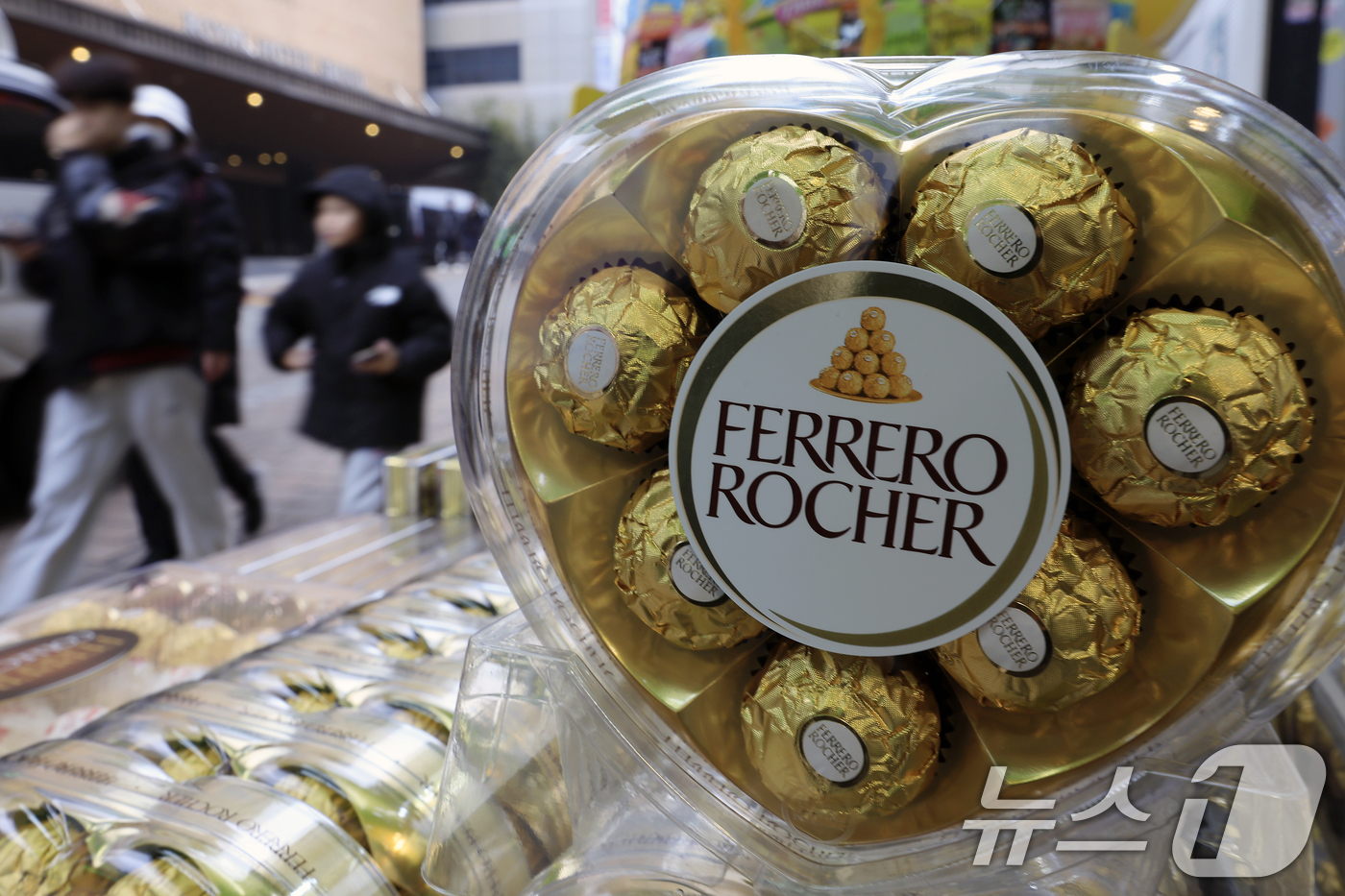 (서울=뉴스1) 박정호 기자 = 설 연휴 첫날이자 밸런타인데이인 14일 서울 중구 명동의 한 매장에 초콜릿이 진열되어 있다.  2026.2.14/뉴스1