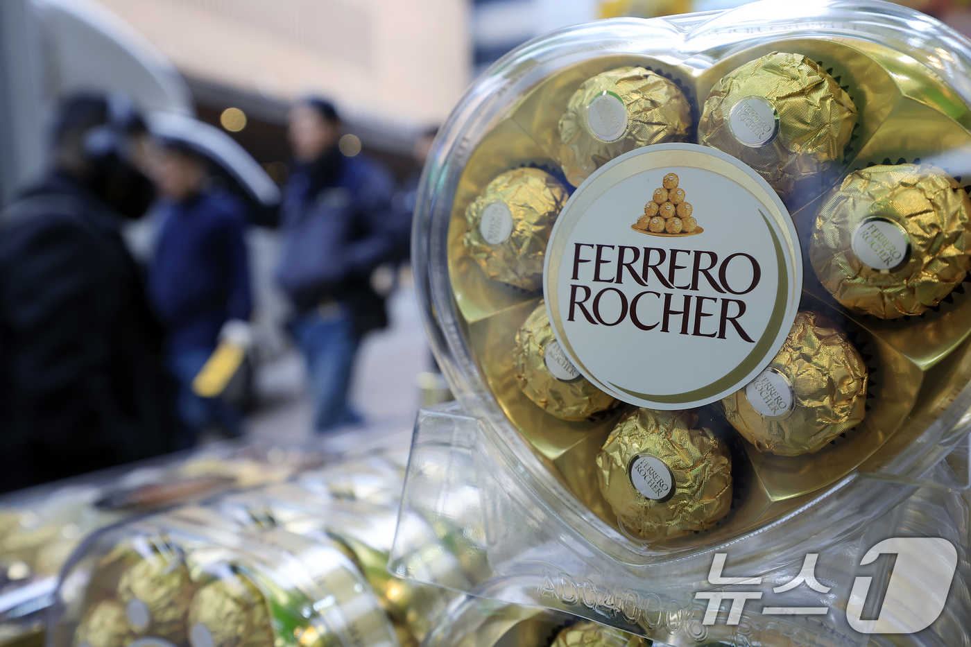 (서울=뉴스1) 박정호 기자 = 설 연휴 첫날이자 밸런타인데이인 14일 서울 중구 명동의 한 매장에 초콜릿이 진열되어 있다.  2026.2.14/뉴스1