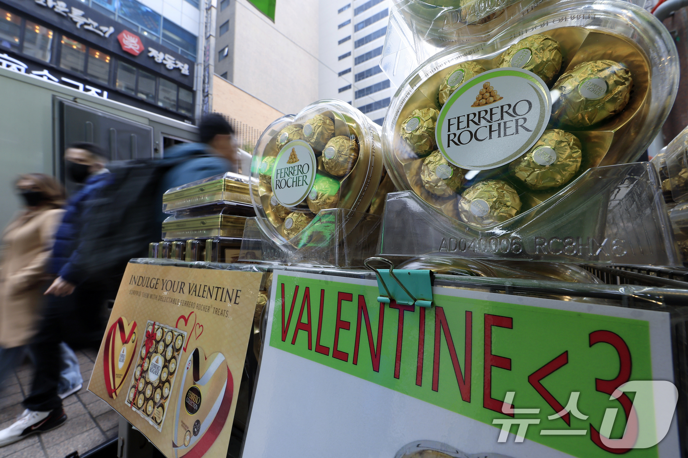 (서울=뉴스1) 박정호 기자 = 설 연휴 첫날이자 밸런타인데이인 14일 서울 중구 명동의 한 매장에 초콜릿이 진열되어 있다.  2026.2.14/뉴스1