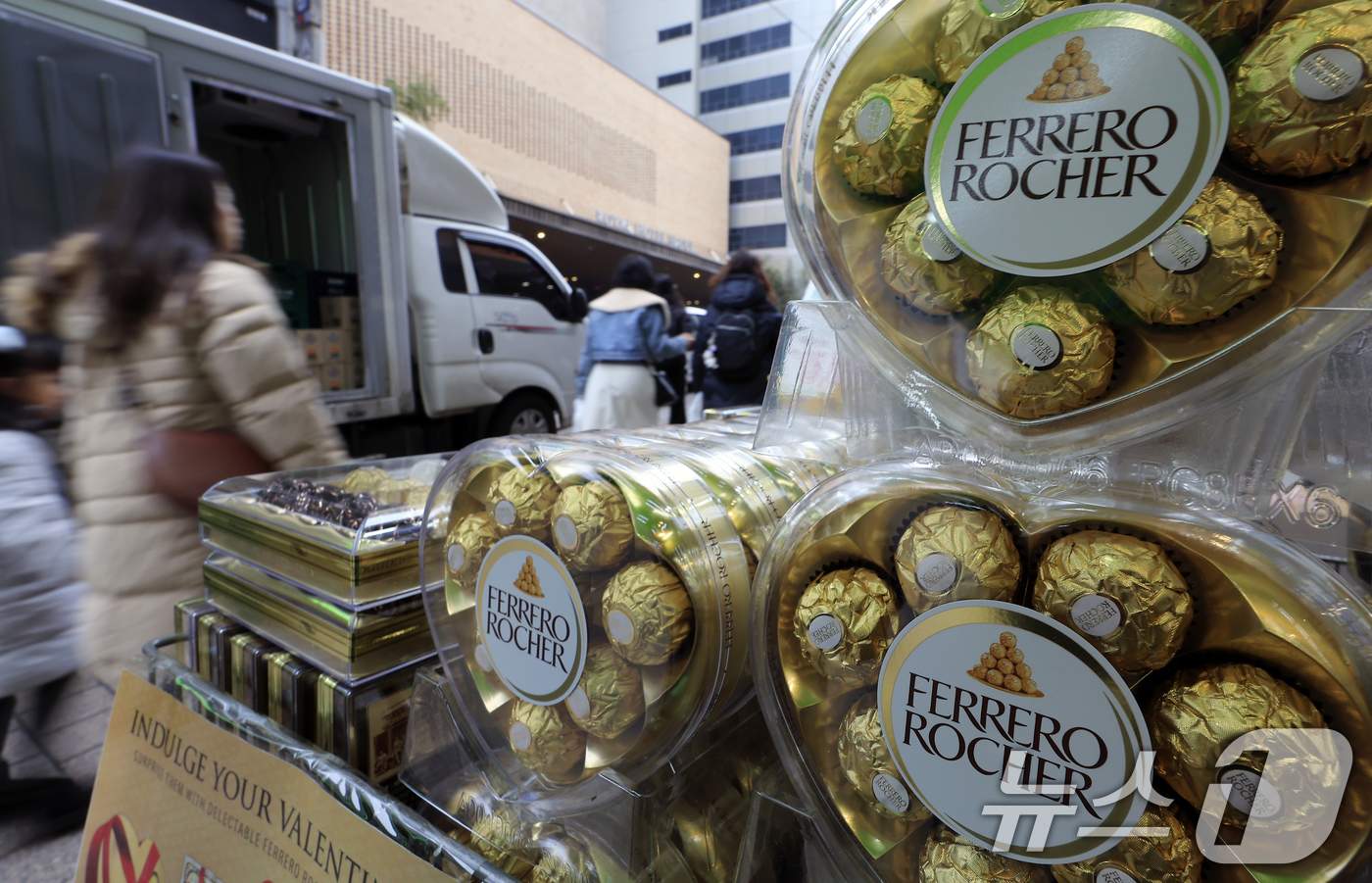 (서울=뉴스1) 박정호 기자 = 설 연휴 첫날이자 밸런타인데이인 14일 서울 중구 명동의 한 매장에 초콜릿이 진열되어 있다.  2026.2.14/뉴스1