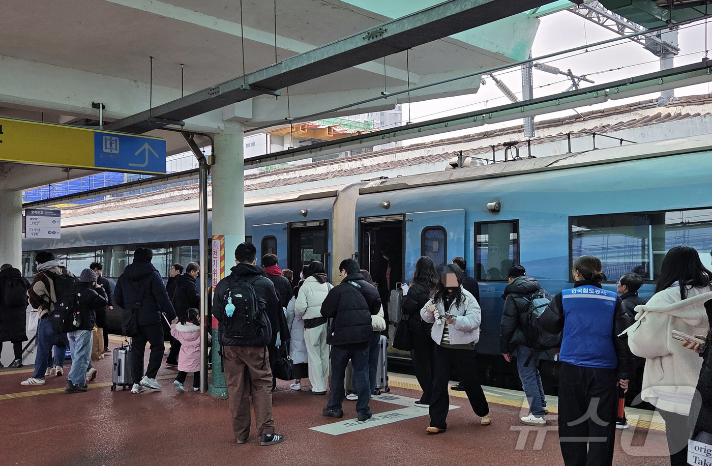 (전주=뉴스1) 문채연 기자 = 설 연휴가 시작된 14일 오전 전북 전주시 덕진구 전주역에 귀성객들이 모여 있다. 2026.2.14/뉴스1