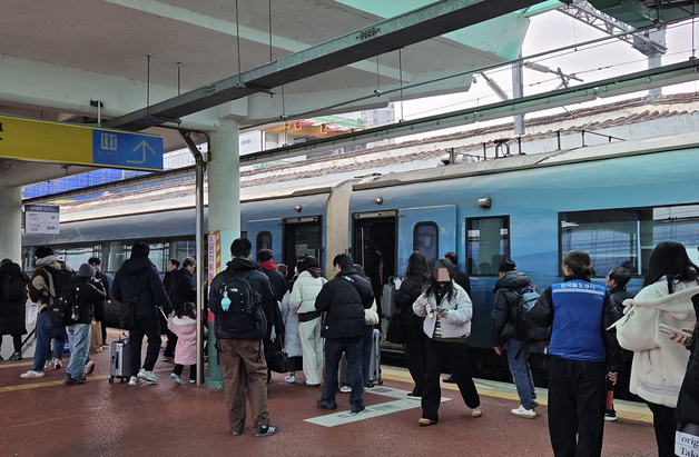 "오는 길이 설렜어요" 설 연휴 첫날, 전주역·터미널 '북적'