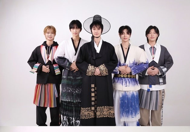 '꽃미남 밴드' 2Z, 한복 입고 훈훈 설 인사 "웃을 일 더 많길"
