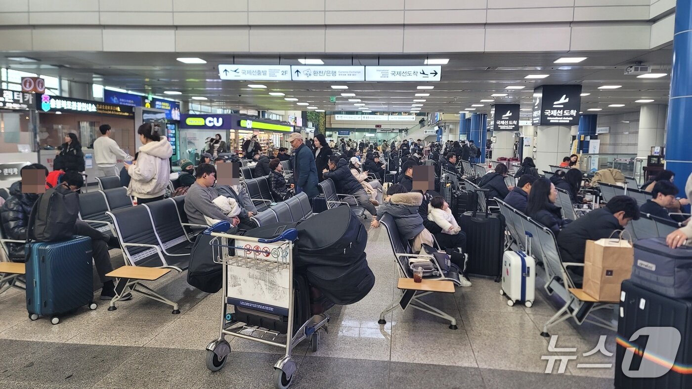본문 이미지 - 청주공항 국제선 탑승구 대기 인파./뉴스1 임양규 기자
