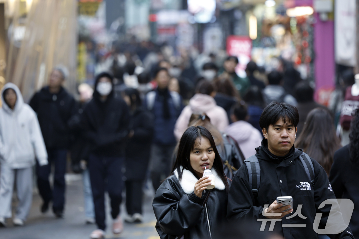 (서울=뉴스1) 박정호 기자 = 중국 춘절 연휴(15~23일)를 맞아 한국에 들어오는 중국인 관광객이 증가할 것으로 예상되는 가운데 14일 오후 서울시 중구 명동 거리가 외국인 관 …