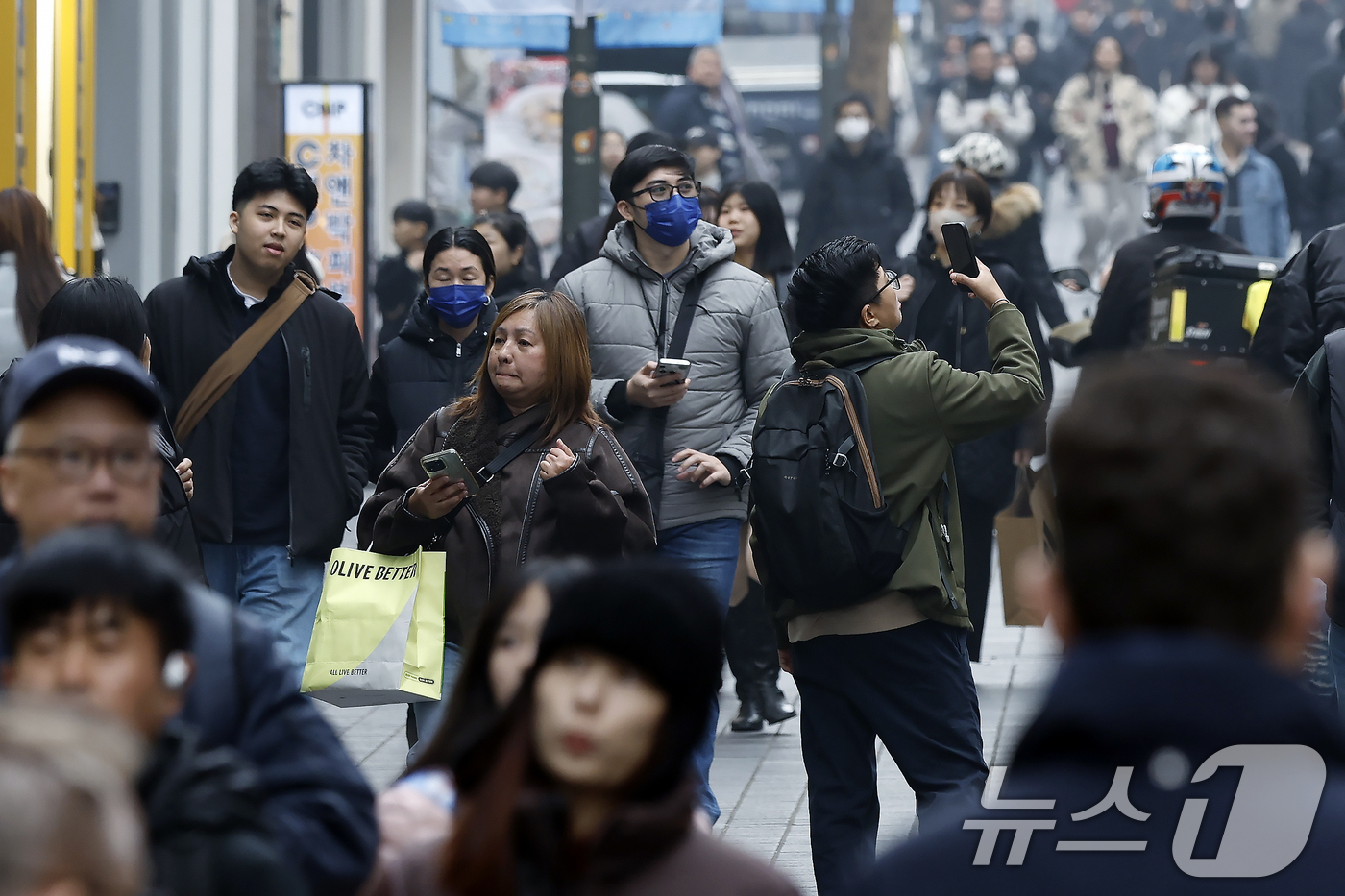 (서울=뉴스1) 박정호 기자 = 중국 춘절 연휴(15~23일)를 맞아 한국에 들어오는 중국인 관광객이 증가할 것으로 예상되는 가운데 14일 오후 서울시 중구 명동 거리가 외국인 관 …