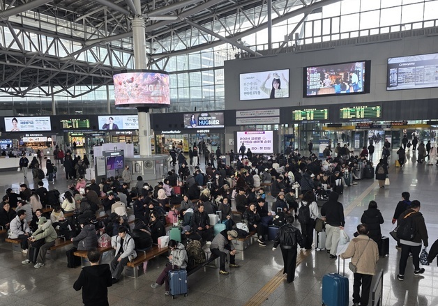 "준비한 음식 좋아해 줬으면"…연휴 첫날 웃음꽃 핀 부산역