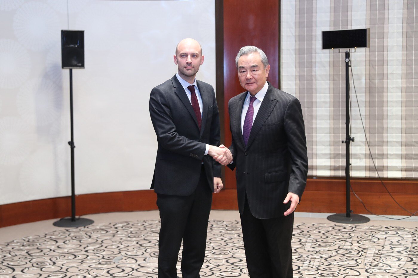 본문 이미지 - 왕이 중국 외교부장이 13일(현지시간) 독일 뮌헨에서 열린 뮌헨안보회의(MSC)를 계기로 장노엘 바로 프랑스 외교장관과 회담하고 있다. 2026.02.13. ⓒ 신화=뉴스1