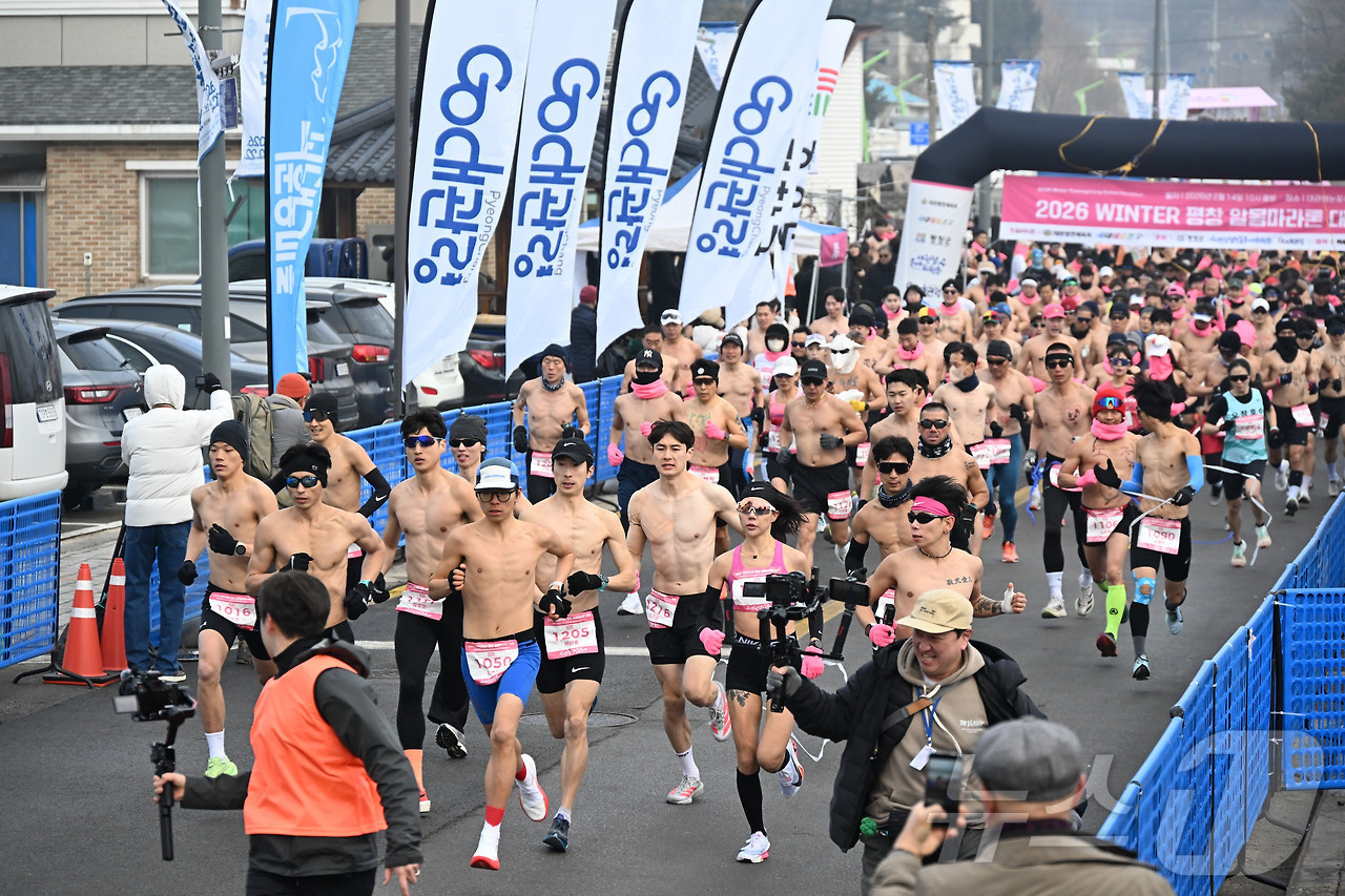 (평창=뉴스1) 신관호 기자 = 14일 강원 평창군 대관령면에 위치한 제34회 대관령눈꽃축제장에서 열린 '2026년 평창 대관령 알몸 마라톤 대회' 참가자들이 힘차게 달리고 있다. …