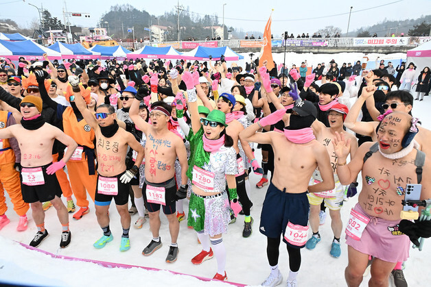 "추워도 즐거워요"…대관령눈꽃축제장서 펼쳐진 알몸 마라톤