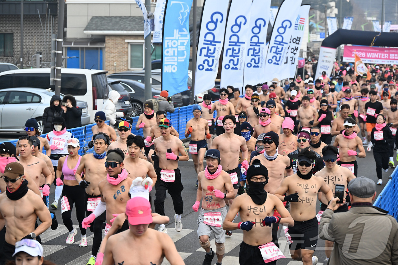 (평창=뉴스1) 신관호 기자 = 14일 강원 평창군 대관령면에 위치한 제34회 대관령눈꽃축제장에서 열린 '2026년 평창 대관령 알몸 마라톤 대회' 참가자들이 힘차게 달리고 있다. …
