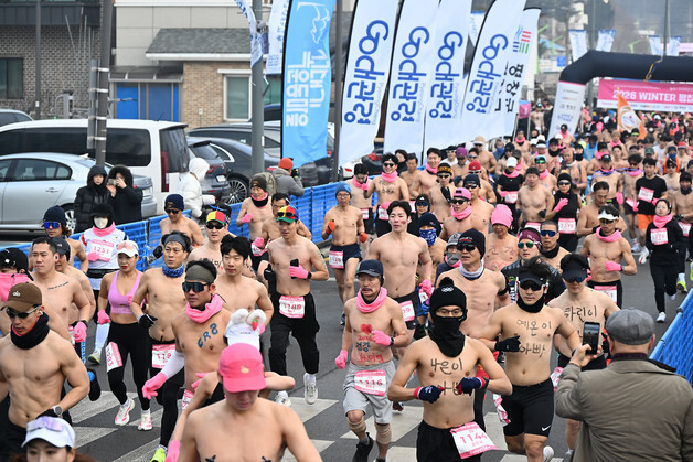 "춥지만, 시원하다"…대관령눈꽃축제장서 알몸 마라톤