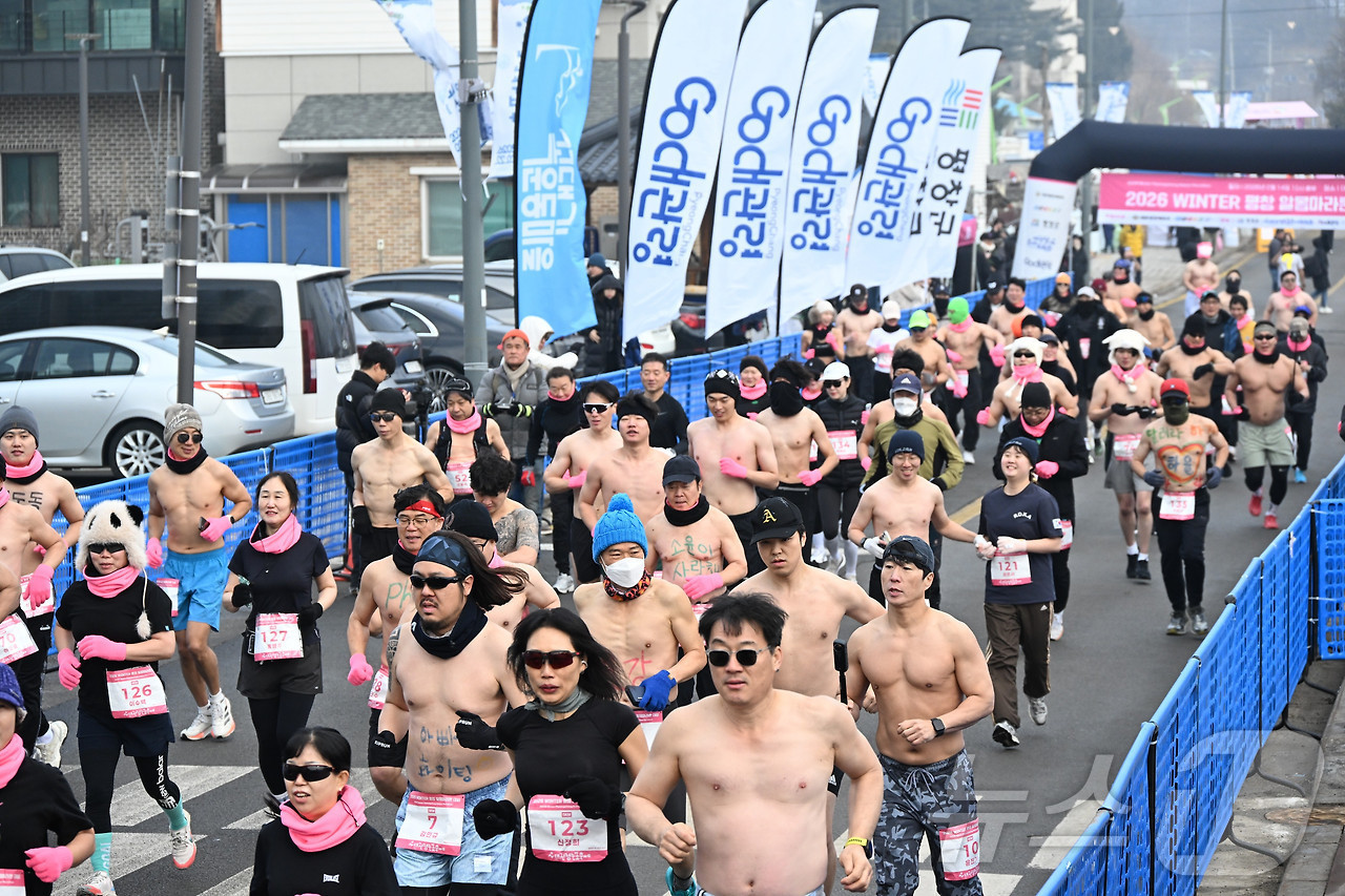 (평창=뉴스1) 신관호 기자 = 14일 강원 평창군 대관령면에 위치한 제34회 대관령눈꽃축제장에서 열린 '2026년 평창 대관령 알몸 마라톤 대회' 참가자들이 힘차게 달리고 있다. …