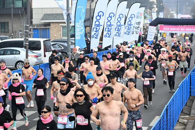 "반가워 겨울아"…평창서 알몸 마라톤 참가한 러너들