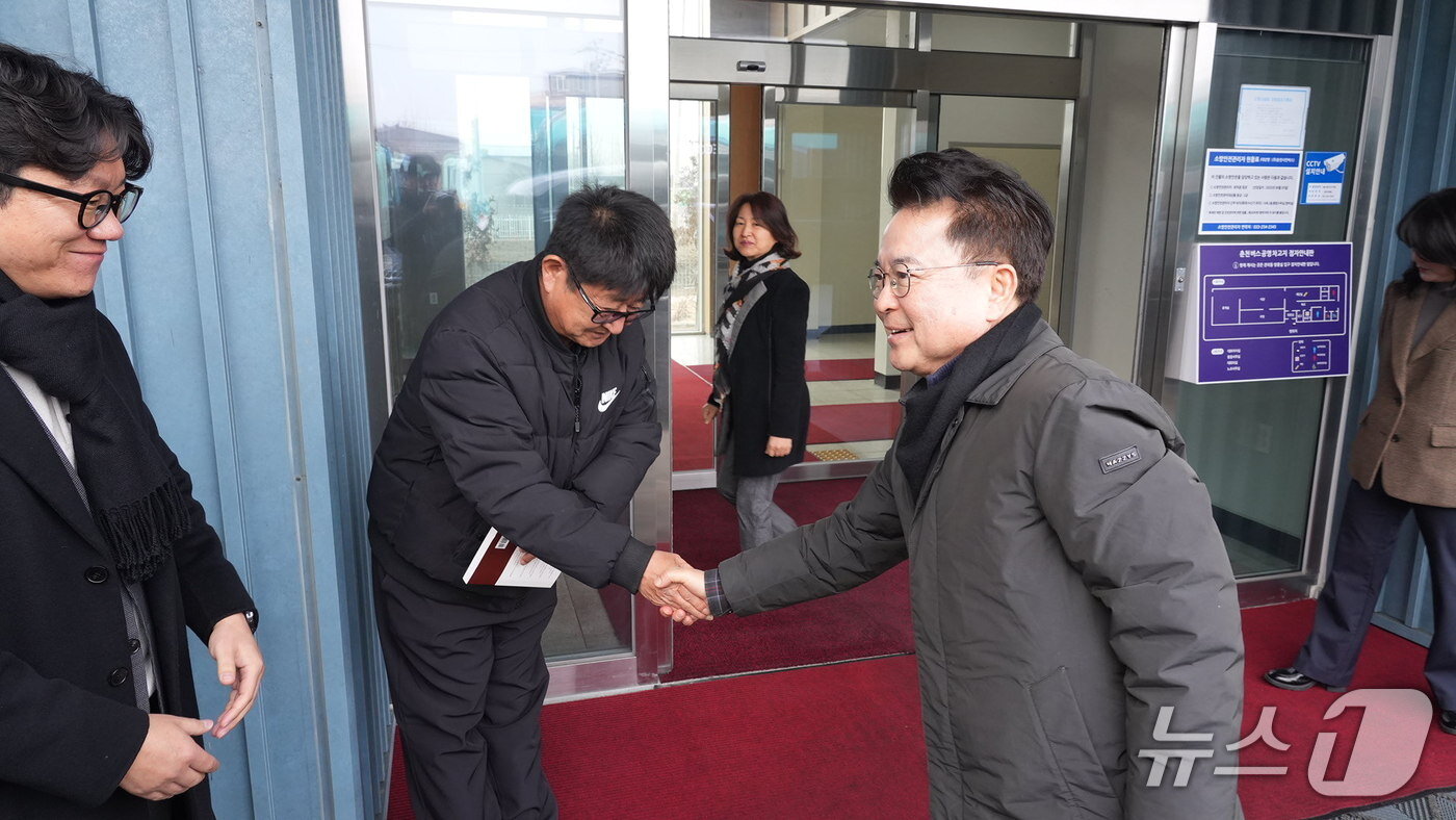 본문 이미지 - 육동한 춘천시장이 14일 근화동 택시 운수종사자 휴게시설을 찾아 근무 여건을 점검했다.(춘천시 제공, 재판매 및 DB금지)