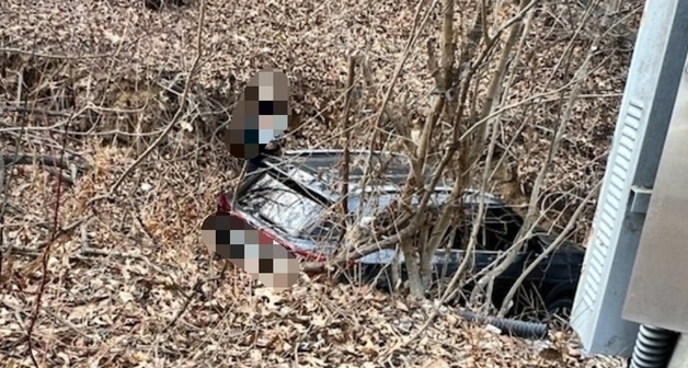 경기 광주 산자락서 SUV 추락…운전 미숙 추정