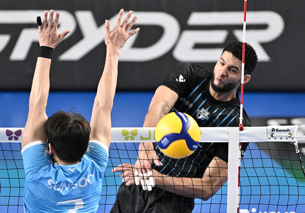 '레오 31점' 현대캐피탈, 대한항공 꺾고 2연승…2점 차 선두 유지