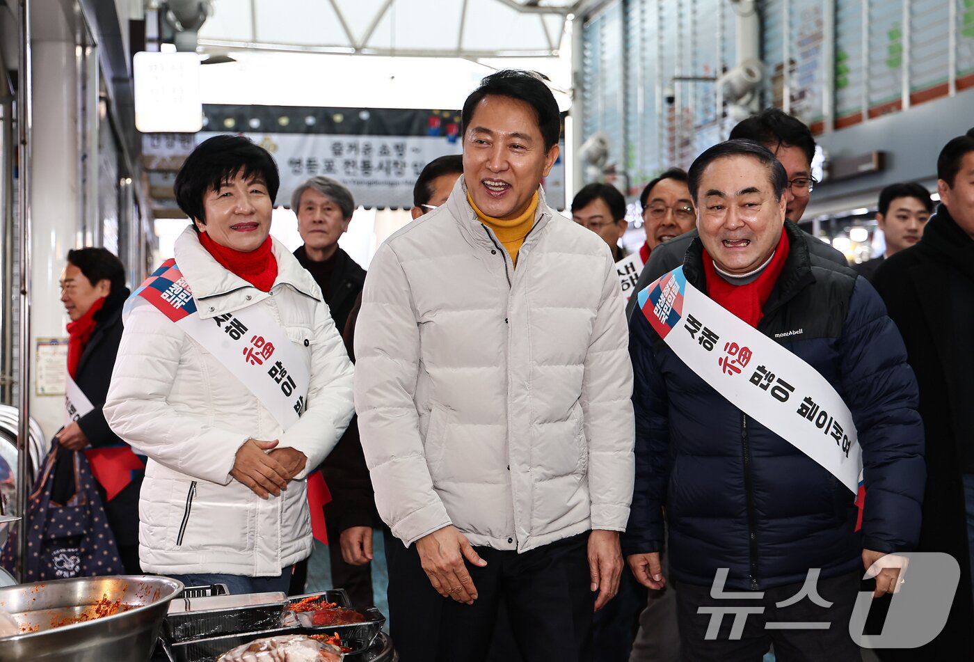 본문 이미지 - 오세훈 서울시장이 설 연휴 첫날인 14일 서울 영등포전통시장을 방문하고 있다. 2026.2.14 ⓒ 뉴스1 김도우 기자