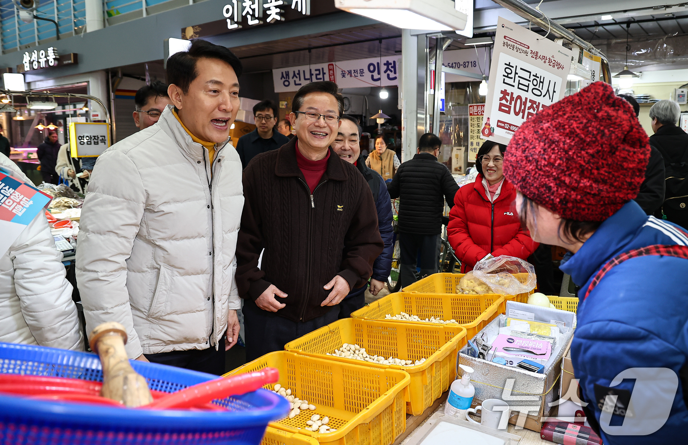 (서울=뉴스1) 김도우 기자 = 오세훈 서울시장이 설 연휴 첫날인 14일 서울 영등포전통시장을 찾아 상인과 대화를 나누고 있다. 2026.2.14/뉴스1