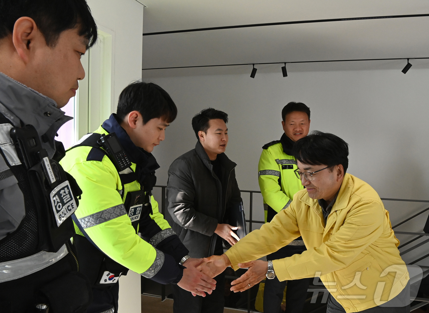 (서울=뉴스1) = 김광용 행정안전부 재난안전관리본부장이 14일 강원 평창군 대관령 눈꽃 축제장을 찾아 근무 중인 경찰들을 격려하고 있다. (행정안전부 제공. 재판매 및 DB 금지 …