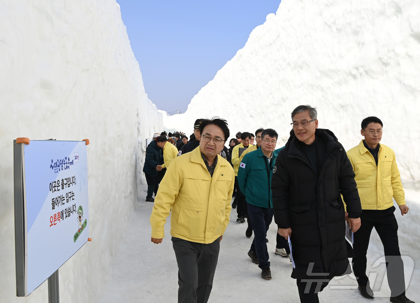 (서울=뉴스1) = 김광용 행정안전부 재난안전관리본부장이 14일 강원 평창군 대관령 눈꽃 축제장을 찾아 이글루와 눈썰매장 등 시설 안전관리 실태를 점검하고 있다. (행정안전부 제공 …