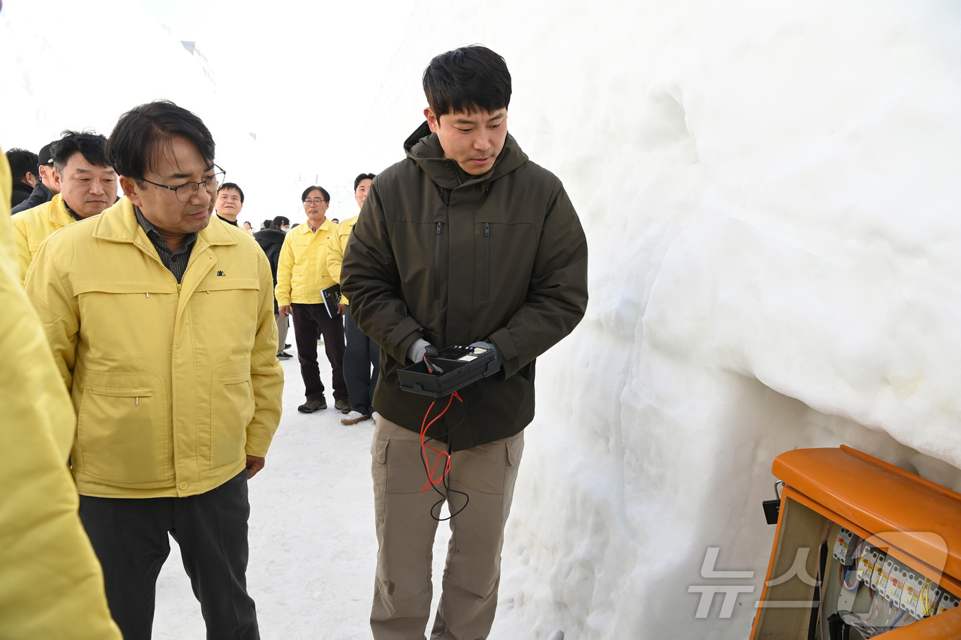 (서울=뉴스1) = 김광용 행정안전부 재난안전관리본부장이 14일 강원 평창군 대관령 눈꽃 축제장을 찾아 이글루와 눈썰매장 등 시설 안전관리 실태를 점검하고 있다. (행정안전부 제공 …