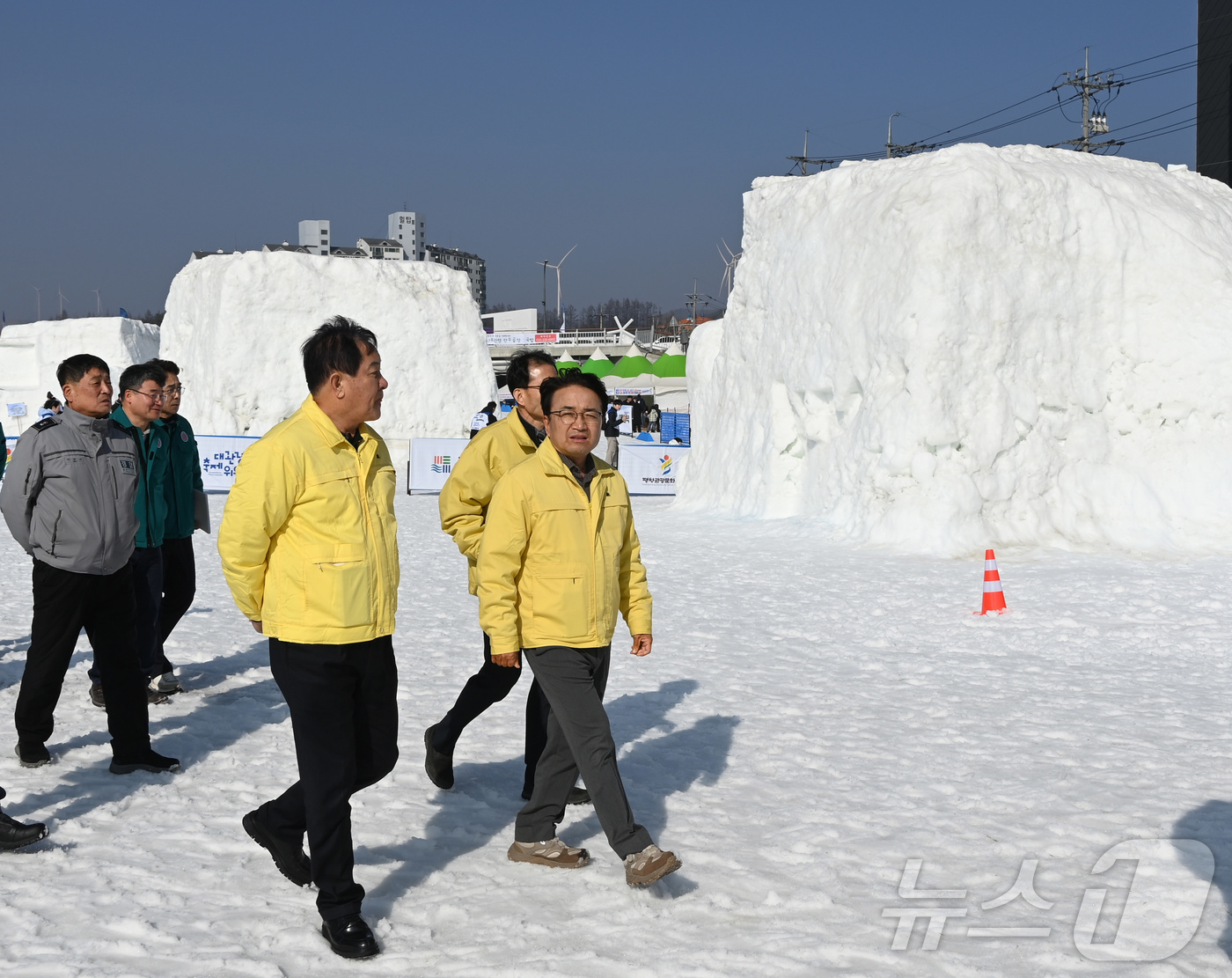 (서울=뉴스1) = 김광용 행정안전부 재난안전관리본부장이 14일 강원 평창군 대관령 눈꽃 축제장을 찾아 이글루와 눈썰매장 등 시설 안전관리 실태를 점검하고 있다. (행정안전부 제공 …