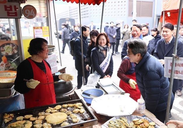 김동연, 설 첫날 민생 탐방…전통시장서 장보고 소방관 격려